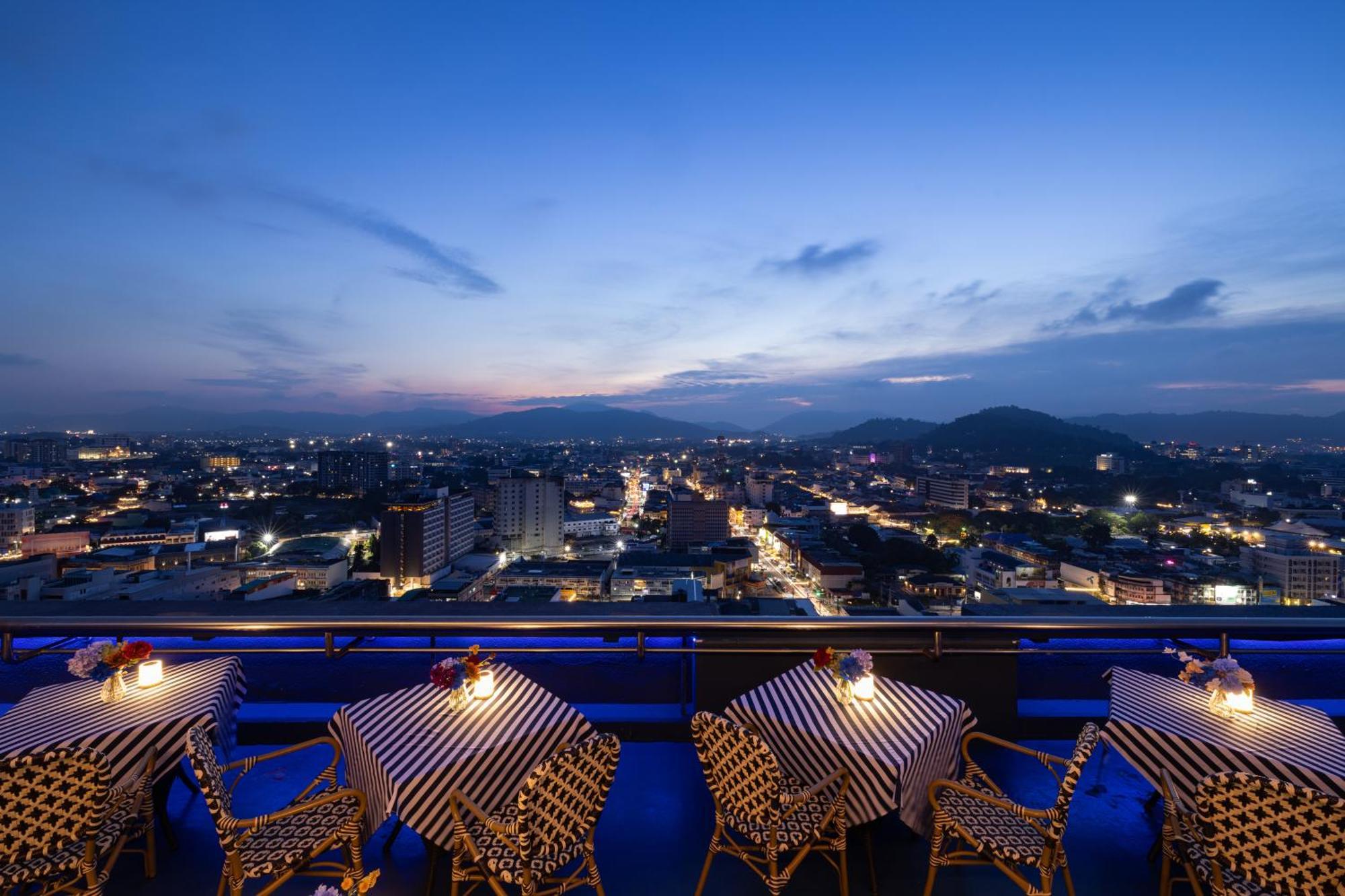 فندق رويال فوكيت سيتي Phuket المظهر الخارجي الصورة View from the rooftop bar