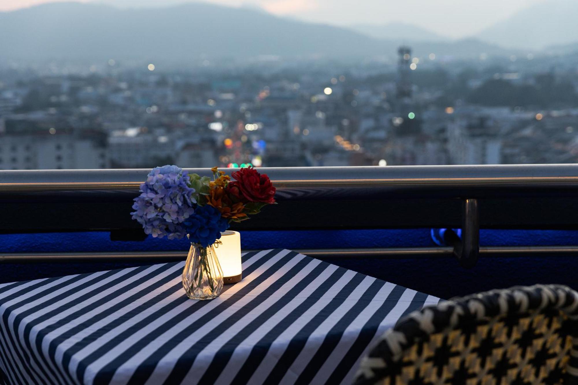 فندق رويال فوكيت سيتي Phuket المظهر الخارجي الصورة View from the Sky Bar