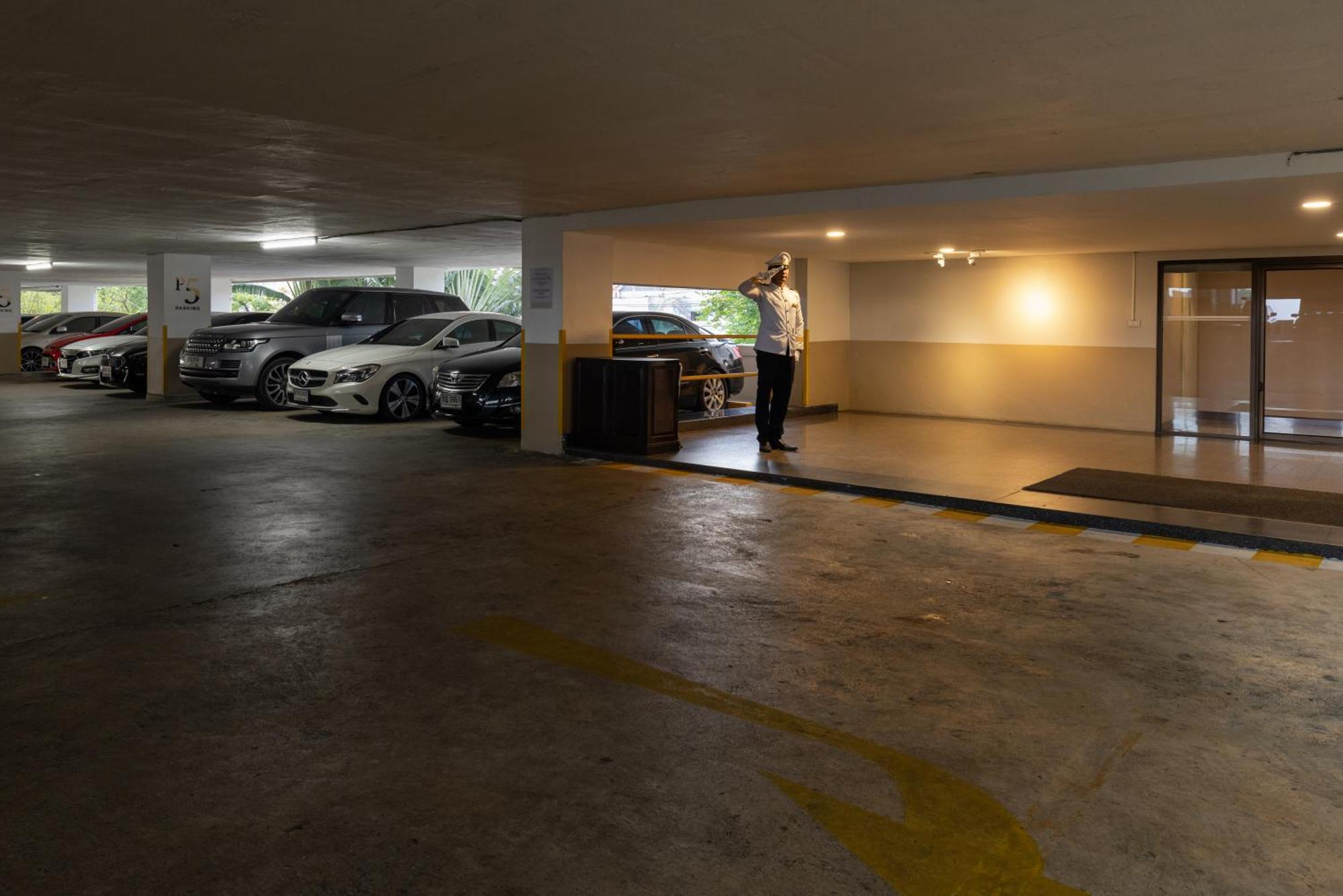 فندق رويال فوكيت سيتي Phuket المظهر الخارجي الصورة A valet at work