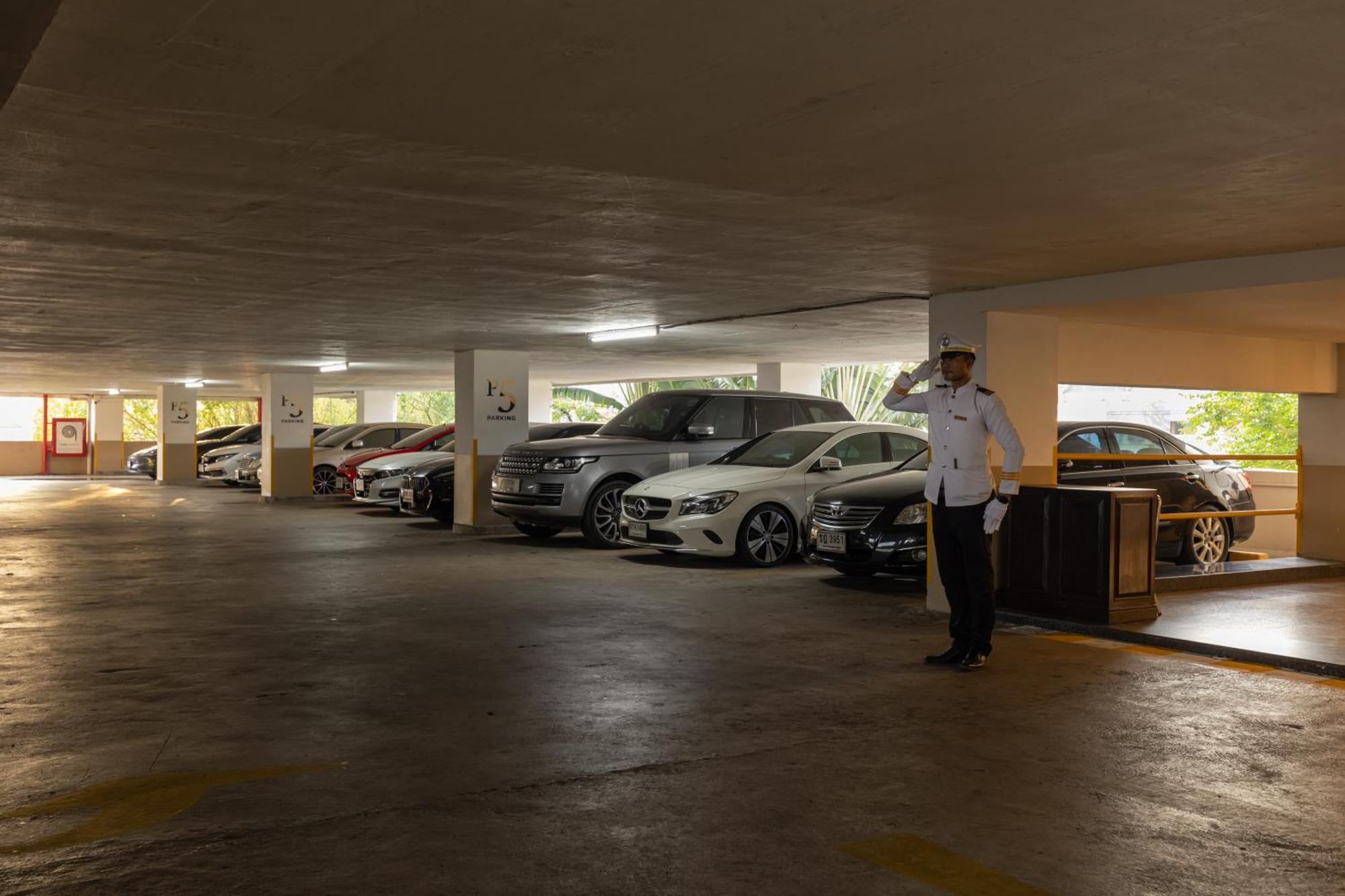 فندق رويال فوكيت سيتي Phuket المظهر الخارجي الصورة A valet at work