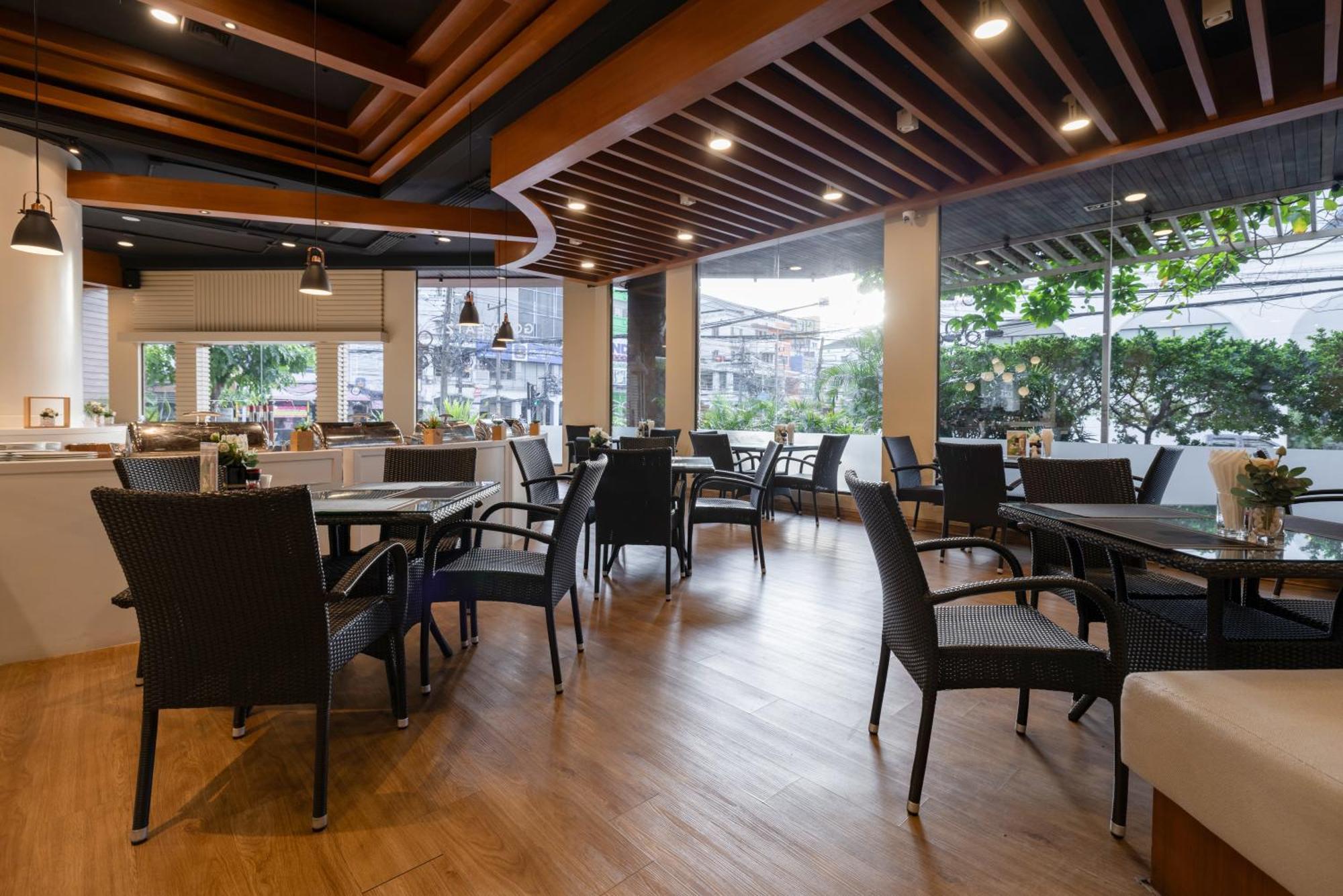 فندق رويال فوكيت سيتي Phuket المظهر الخارجي الصورة The interior of a restaurant in Bangkok, Thailand