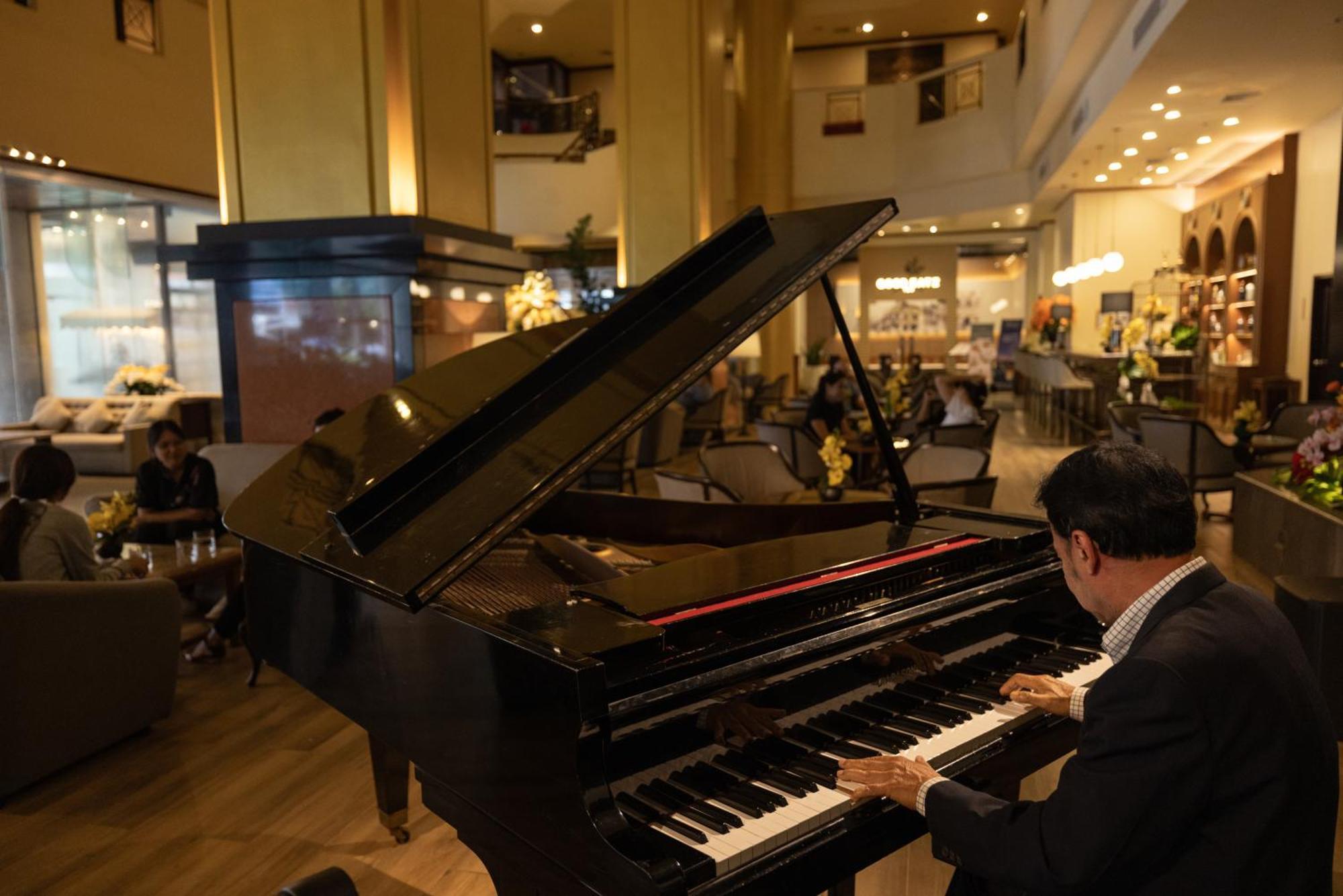 فندق رويال فوكيت سيتي Phuket المظهر الخارجي الصورة A piano player at the lobby of the hotel