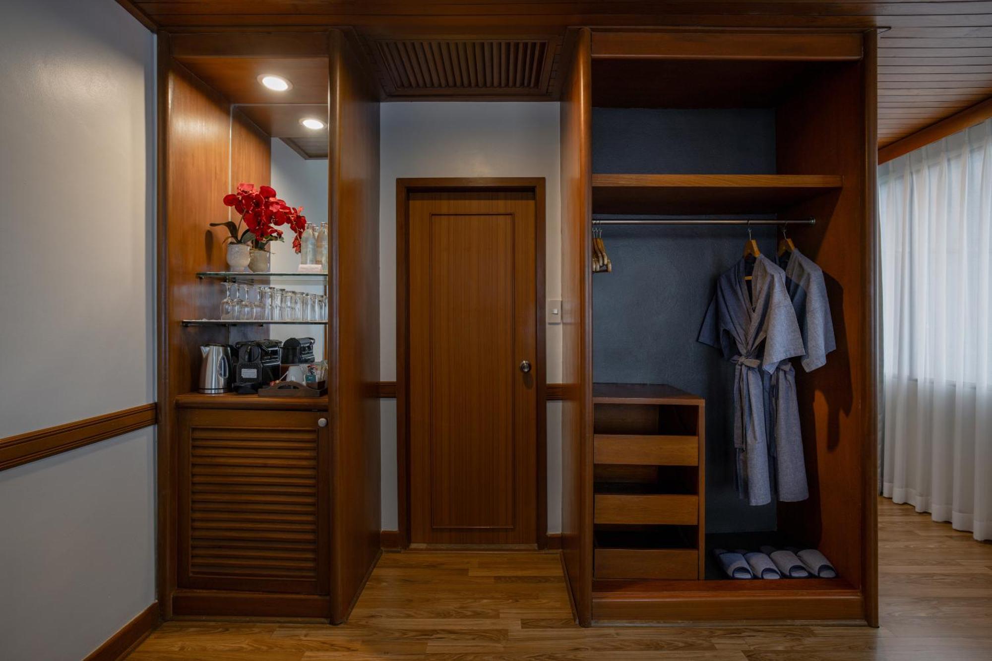 فندق رويال فوكيت سيتي Phuket المظهر الخارجي الصورة A wardrobe