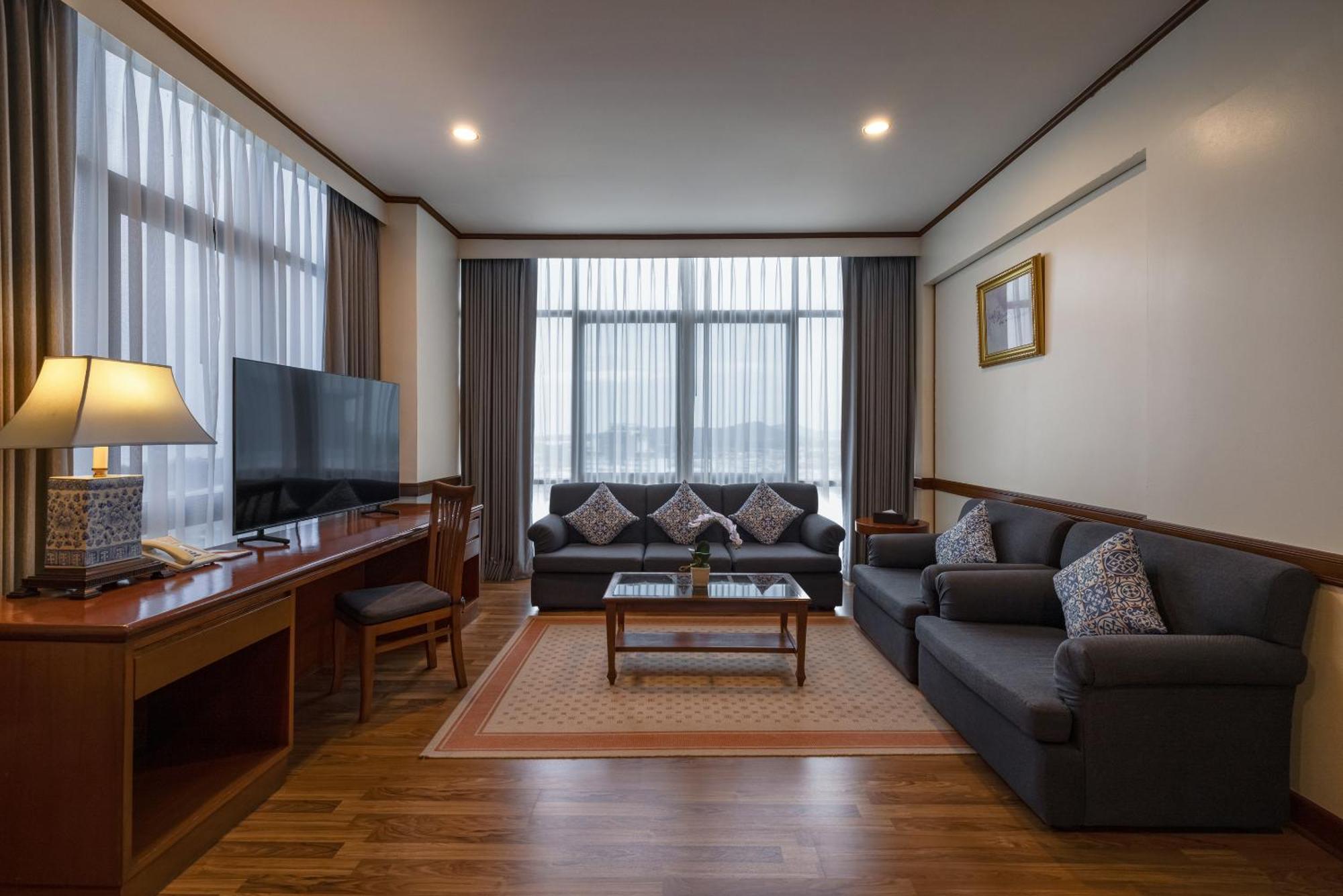 فندق رويال فوكيت سيتي Phuket المظهر الخارجي الصورة Living room of a suite