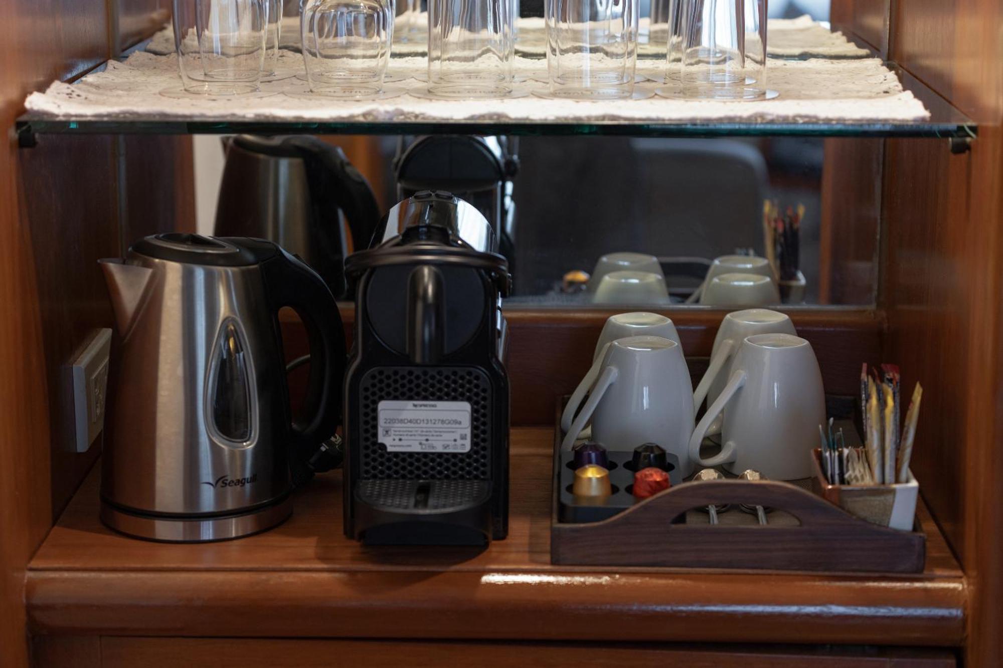 فندق رويال فوكيت سيتي Phuket المظهر الخارجي الصورة A Nespresso machine in a hotel room
