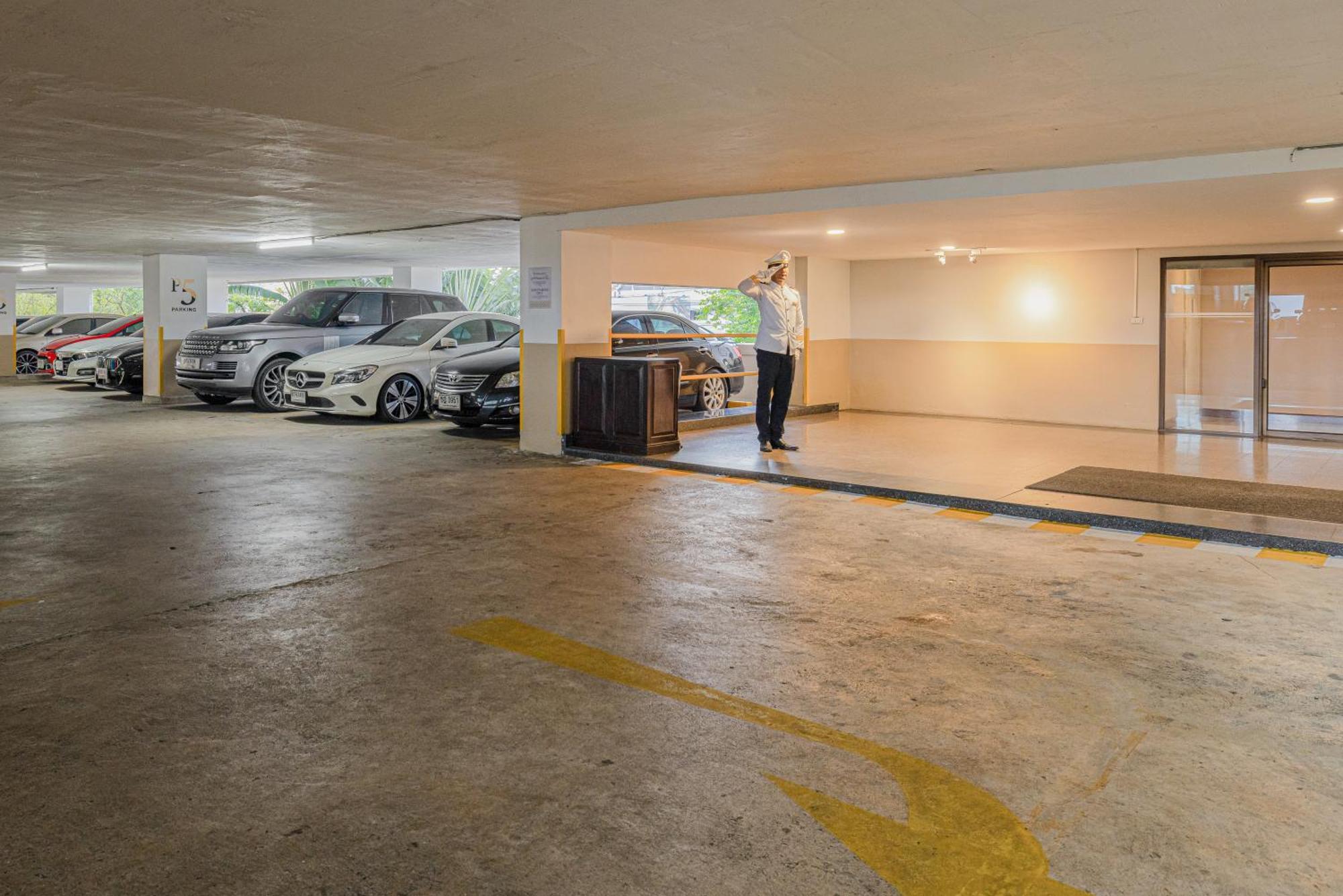 فندق رويال فوكيت سيتي Phuket المظهر الخارجي الصورة A valet at work